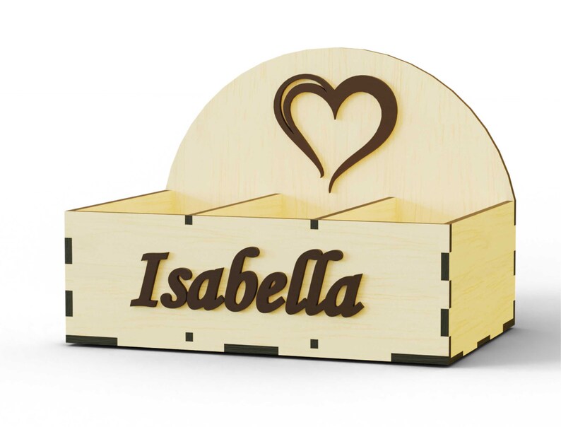 K&ouml;nnte beinhalten: Holzorganizer mit drei F&auml;chern, einem Herz-Ausschnitt und dem Namen "Isabella" auf der Vorderseite.