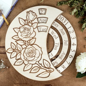 Kreis Ewiger Kalender für Wand oder Schreibtisch Rose, personalisierte große Holz-Wand-Dekor, individuelles Geschenk für Sie oder Ihn