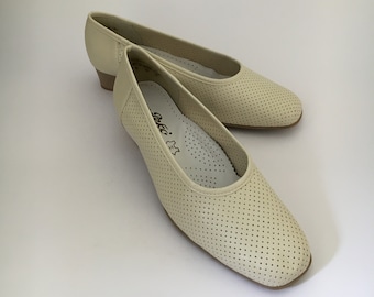 Vintage beige sandals/ Vintage leather shoes / Vintage Style for Her / Vintage leather sandals / Vintage block heel