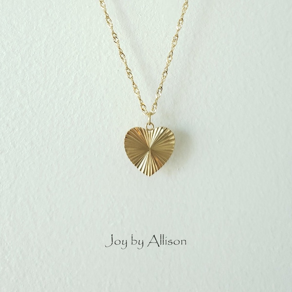 Collar con medallón de corazón y rayos de sol dorados: joyería resistente al agua y que no se deslustra.