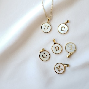 Collier avec pendentif rond en coquillage naturel, lettre alphabétique de A à Z