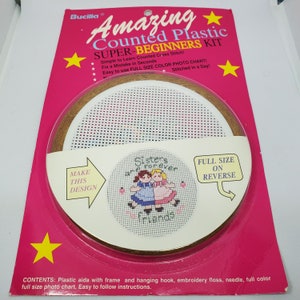 Bucilla Amazing Counted Plastic Super Beginners Kit 33283 Zusters zijn Forever Cross Stitch Kit Nieuw Verzegeld