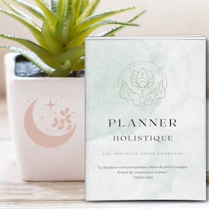 Peut inclure: Un planificateur vert et blanc avec le texte "PLANNER HOLISTIQUE" et la citation "Le bonheur n'est pas quelque chose de prêt à l'emploi. Il vient de vos propres actions." de  Dalai Lama.