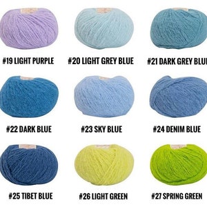 Puede incluir: Una colecci&oacute;n de ovillos de lana en varios tonos de azul, morado, verde y amarillo. Los ovillos de lana est&aacute;n etiquetados con n&uacute;meros y nombres de colores, como #19 Light Purple, #20 Light Grey Blue, #21 Dark Grey Blue, #22 Dark Blue, #23 Sky Blue, #24 Denim Blue, #25 Tibet Blue, #26 Light Green y #27 Spring Green.