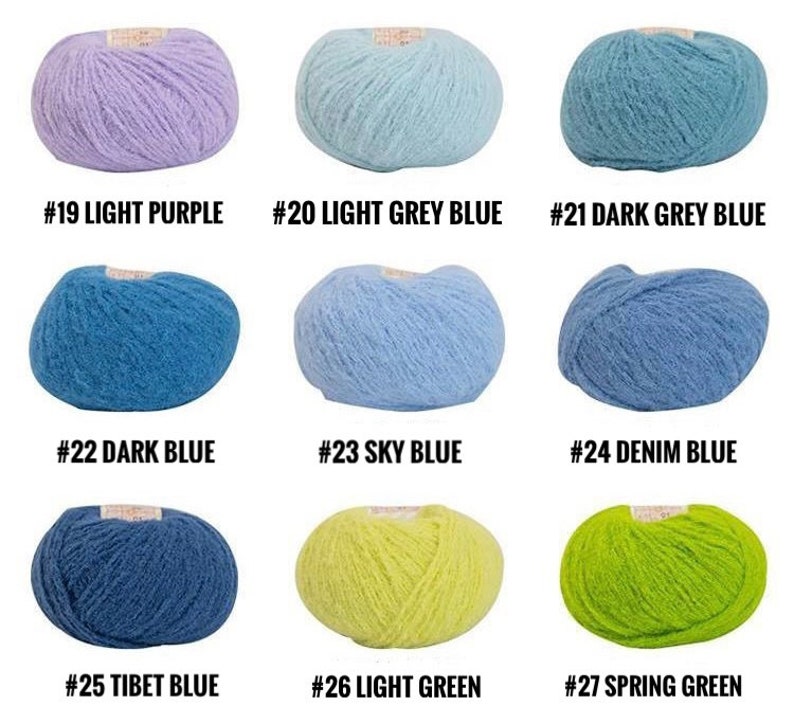 Puede incluir: Una colecci&oacute;n de ovillos de lana en varios tonos de azul, morado, verde y amarillo. Los ovillos de lana est&aacute;n etiquetados con n&uacute;meros y nombres de colores, como #19 Light Purple, #20 Light Grey Blue, #21 Dark Grey Blue, #22 Dark Blue, #23 Sky Blue, #24 Denim Blue, #25 Tibet Blue, #26 Light Green y #27 Spring Green.