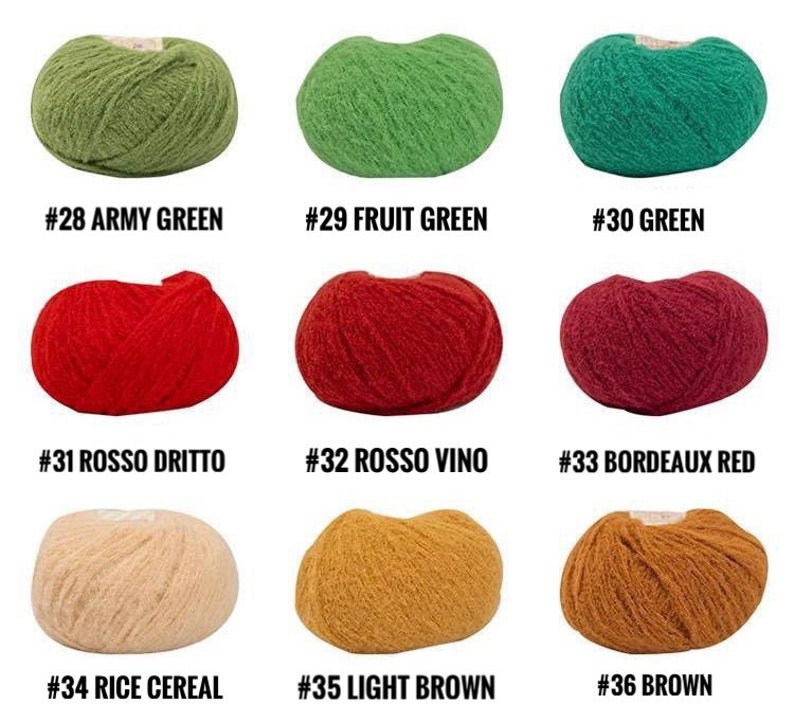 Puede incluir: Nueve ovillos de lana en diferentes colores, incluyendo verde militar, verde fruta, verde, rojo, burdeos, beige y marr&oacute;n. Cada ovillo est&aacute; etiquetado con un n&uacute;mero y un nombre de color.