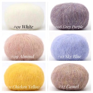 Peut inclure: Six pelotes de laine de diff&eacute;rentes couleurs&nbsp;: blanc, gris-violet, amande, bleu ciel, jaune poulet et camel. Chaque pelote est &eacute;tiquet&eacute;e avec un num&eacute;ro et un nom de couleur.