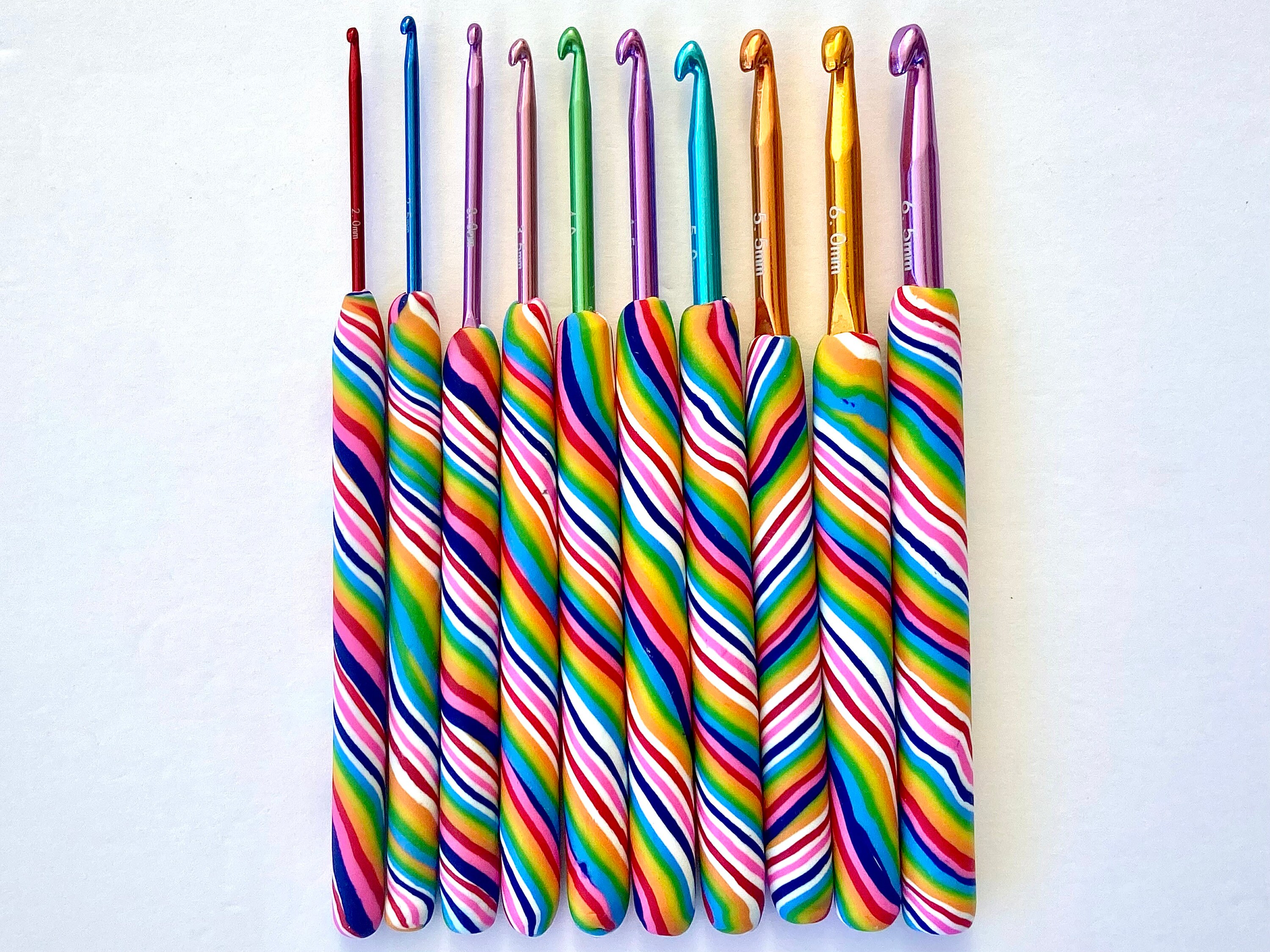 1000 rainbow bands +2 small crochet hooks +24 white S-buckle +1