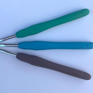 Pu&ograve; includere: Tre uncinetti con manici di colori diversi. Gli uncinetti sono da 4,5 mm, 5,0 mm e 5,5 mm.
