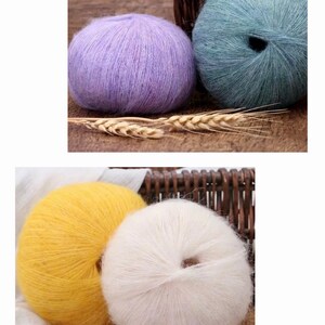 Peut inclure: Quatre pelotes de laine de diff&eacute;rentes couleurs&nbsp;: violet clair, bleu clair, jaune et blanc. La laine est douce et moelleuse, id&eacute;ale pour le tricot ou le crochet.