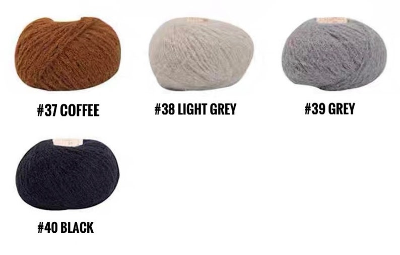 Puede incluir: Cuatro ovillos de hilo en diferentes colores: caf&eacute;, gris claro, gris y negro. Cada ovillo est&aacute; etiquetado con un n&uacute;mero y un nombre de color.