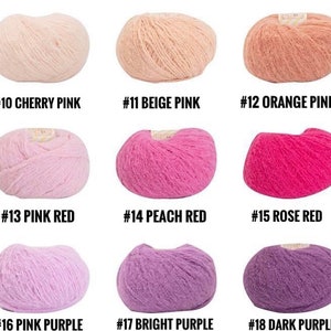 Puede incluir: Nueve ovillos de lana en varios tonos de rosa, rojo y morado. La lana est&aacute; etiquetada con n&uacute;meros y nombres de colores, incluyendo Rosa Cereza, Rosa Beige, Rosa Naranja, Rojo Rosa, Rojo Melocot&oacute;n, Rojo Rosa, Morado Rosa, Morado Brillante y Morado Oscuro.
