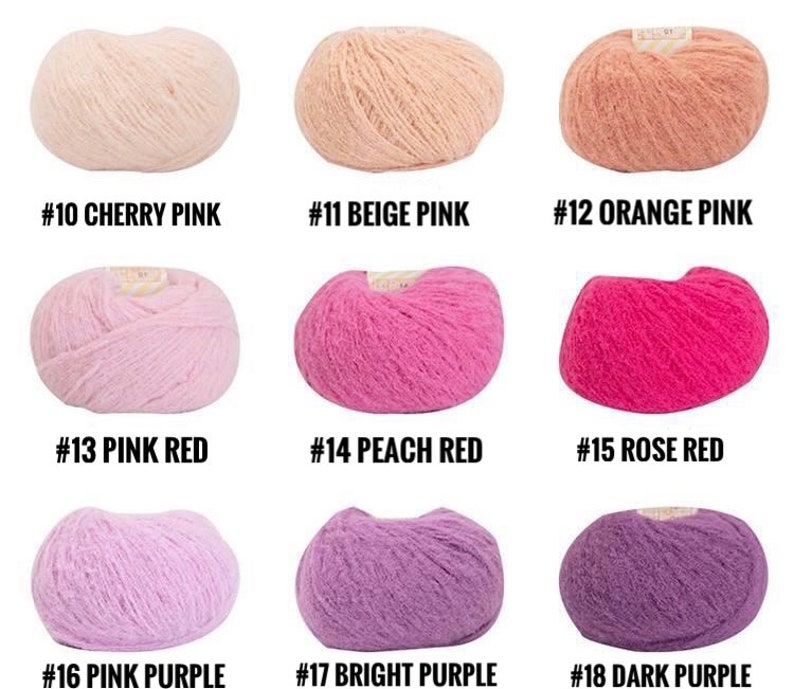 Puede incluir: Nueve ovillos de lana en varios tonos de rosa, rojo y morado. La lana est&aacute; etiquetada con n&uacute;meros y nombres de colores, incluyendo Rosa Cereza, Rosa Beige, Rosa Naranja, Rojo Rosa, Rojo Melocot&oacute;n, Rojo Rosa, Morado Rosa, Morado Brillante y Morado Oscuro.