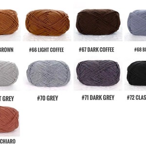 Puede incluir: Una colecci&oacute;n de madejas de hilo en varios colores, incluyendo marr&oacute;n oscuro, caf&eacute; claro, caf&eacute; oscuro, azul gris&aacute;ceo, gris claro, gris, gris oscuro, negro cl&aacute;sico y rosso chiaro. Cada madeja est&aacute; etiquetada.
