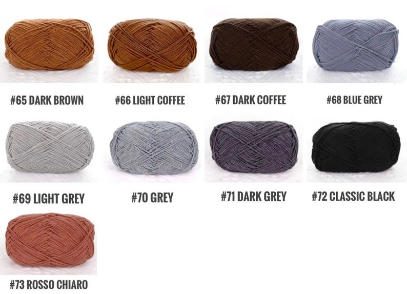 Puede incluir: Una colecci&oacute;n de madejas de hilo en varios colores, incluyendo marr&oacute;n oscuro, caf&eacute; claro, caf&eacute; oscuro, azul gris&aacute;ceo, gris claro, gris, gris oscuro, negro cl&aacute;sico y rosso chiaro. Cada madeja est&aacute; etiquetada.