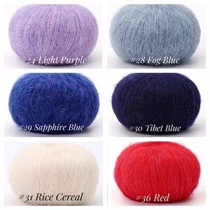 Peut inclure: Six pelotes de laine de diff&eacute;rentes couleurs&nbsp;: violet clair, bleu clair, bleu, bleu fonc&eacute;, blanc et rouge. Chaque pelote porte une &eacute;tiquette avec un num&eacute;ro et le nom de la couleur.
