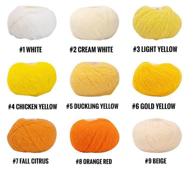 Puede incluir: Nueve ovillos de lana en varios tonos de amarillo, naranja, blanco y beige. La lana est&aacute; dispuesta en tres filas de tres ovillos cada una. Los ovillos est&aacute;n etiquetados con n&uacute;meros y nombres de colores.