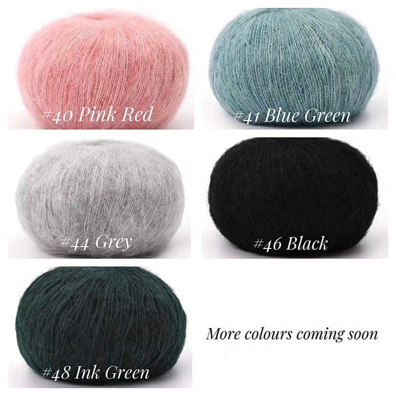 Peut inclure: Cinq pelotes de laine de diff&eacute;rentes couleurs&nbsp;: rose rouge, bleu vert, gris, noir et vert encre. La laine est douce et moelleuse. Le texte &laquo;&nbsp;Plus de couleurs &agrave; venir&nbsp;&raquo; est &eacute;crit sous les pelotes de laine.