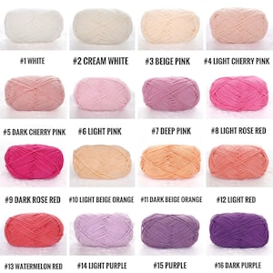 Puede incluir: Diecis&eacute;is ovillos de lana en varios colores, incluyendo blanco, crema, rosa, naranja y morado. Cada ovillo est&aacute; etiquetado con un n&uacute;mero y un nombre de color, como "#1 WHITE" y "#2 CREAM WHITE". La lana est&aacute; bien organizada.