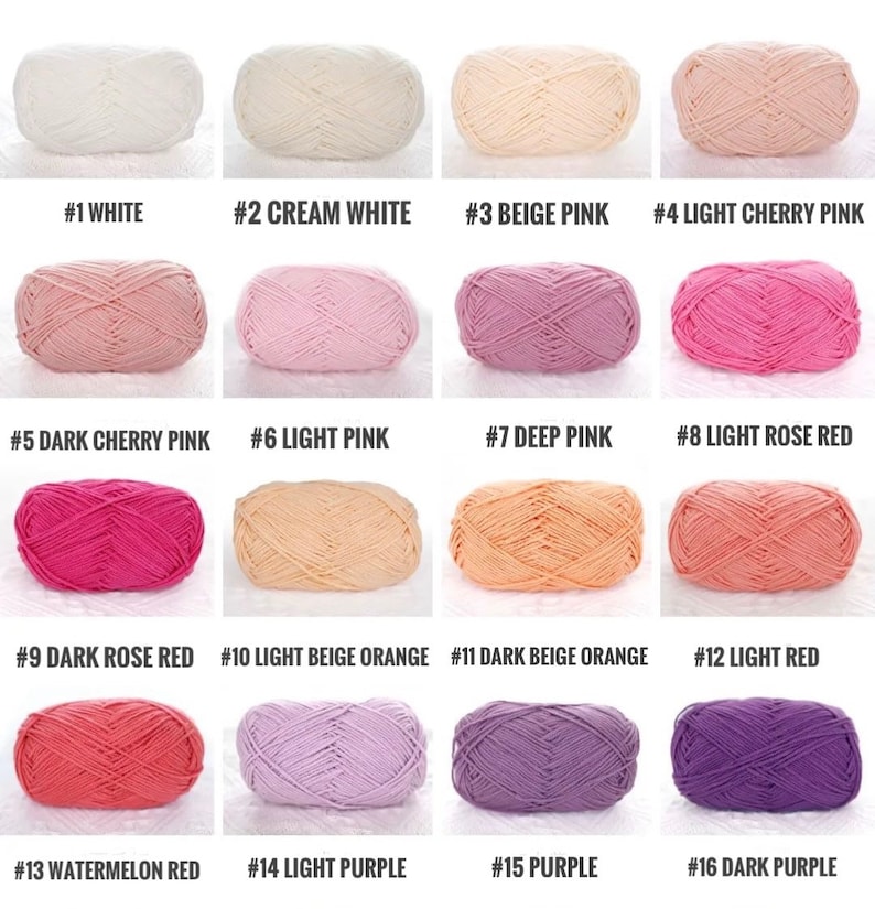 Puede incluir: Diecis&eacute;is ovillos de lana en varios colores, incluyendo blanco, crema, rosa, naranja y morado. Cada ovillo est&aacute; etiquetado con un n&uacute;mero y un nombre de color, como "#1 WHITE" y "#2 CREAM WHITE". La lana est&aacute; bien organizada.