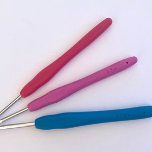 Pu&ograve; includere: Tre ferri da uncinetto, uno rosa, uno rosa chiaro e uno blu. I ferri sono etichettati con le loro dimensioni: 3,0 mm, 3,5 mm e 4,0 mm.
