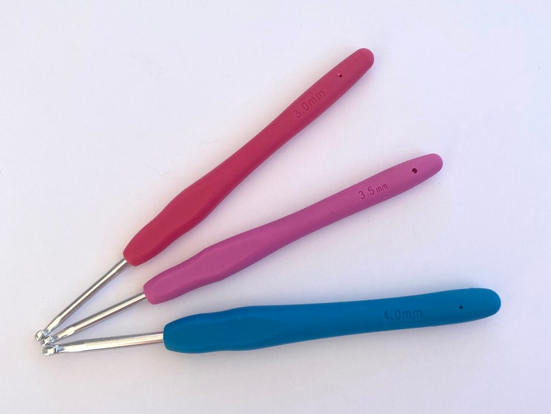 Pu&ograve; includere: Tre ferri da uncinetto, uno rosa, uno rosa chiaro e uno blu. I ferri sono etichettati con le loro dimensioni: 3,0 mm, 3,5 mm e 4,0 mm.