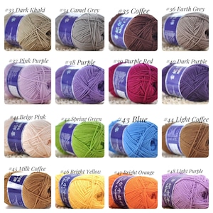 Pu&ograve; includere: Una collezione di 16 gomitoli di filato in vari colori, tra cui kaki scuro, grigio cammello, caff&egrave;, grigio terra, viola rosa, viola, rosso viola, viola scuro, rosa beige, verde primavera, blu, caff&egrave; chiaro, caff&egrave; latte, giallo brillante, arancione brillante e viola chiaro. Ogni gomitolo &egrave; etichettato con un numero e un nome di colore.