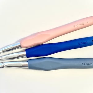 Pu&ograve; includere: Tre uncinetti con manici di diversi colori: rosa, blu e grigio. Gli uncinetti sono etichettati con le loro dimensioni: 8,0 mm, 9,0 mm e 10,0 mm.