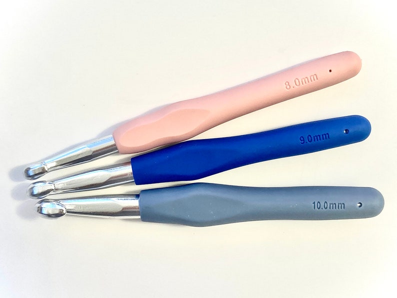 Pu&ograve; includere: Tre uncinetti con manici di diversi colori: rosa, blu e grigio. Gli uncinetti sono etichettati con le loro dimensioni: 8,0 mm, 9,0 mm e 10,0 mm.