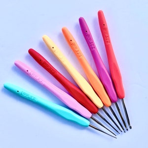 Pu&ograve; includere: Un set di sette uncinetti colorati con punte in metallo. Gli uncinetti sono etichettati con le loro dimensioni in millimetri: 0,5 mm, 1,0 mm, 1,25 mm, 1,75 mm, 2,25 mm, 2,75 mm e 5 mm.