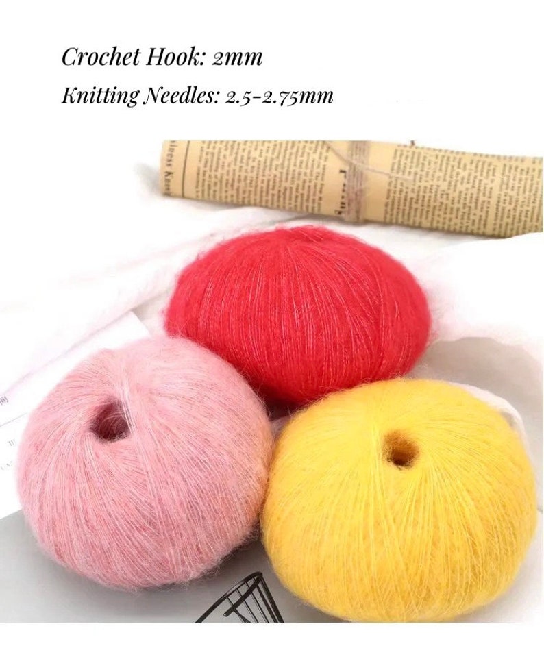 Peut inclure: Trois pelotes de laine en rose, rouge et jaune. Crochet : 2 mm Aiguilles &agrave; tricoter : 2,5-2,75 mm