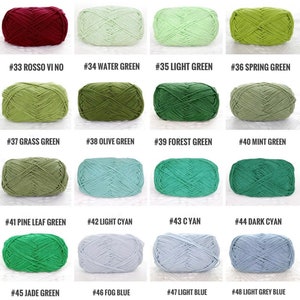 Puede incluir: Una colecci&oacute;n de diecis&eacute;is madejas de hilo en varios colores, incluyendo tonos de verde, azul y rojo. Cada madeja est&aacute; etiquetada con un n&uacute;mero y nombre de color, como "#33 ROSSO VI NO" y "#34 WATER GREEN". El hilo parece suave y adecuado para proyectos de tejido o ganchillo.