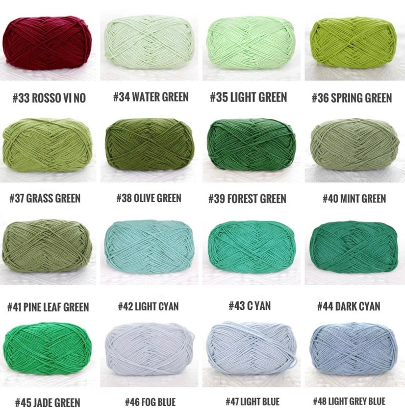 Puede incluir: Una colecci&oacute;n de diecis&eacute;is madejas de hilo en varios colores, incluyendo tonos de verde, azul y rojo. Cada madeja est&aacute; etiquetada con un n&uacute;mero y nombre de color, como "#33 ROSSO VI NO" y "#34 WATER GREEN". El hilo parece suave y adecuado para proyectos de tejido o ganchillo.
