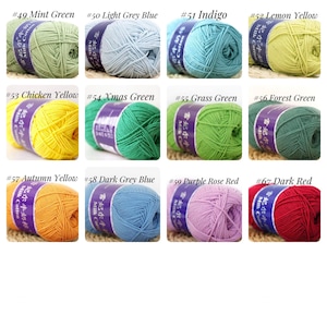 Pu&ograve; includere: Una collezione di 10 gomitoli di lana in vari colori, tra cui verde menta, blu grigio chiaro, indaco, giallo limone, giallo pollo, verde natalizio, verde erba, verde bosco, giallo autunnale, blu grigio scuro, rosso rosa porpora e rosso scuro. Ogni gomitolo di lana ha un'etichetta con il numero e il nome del colore.