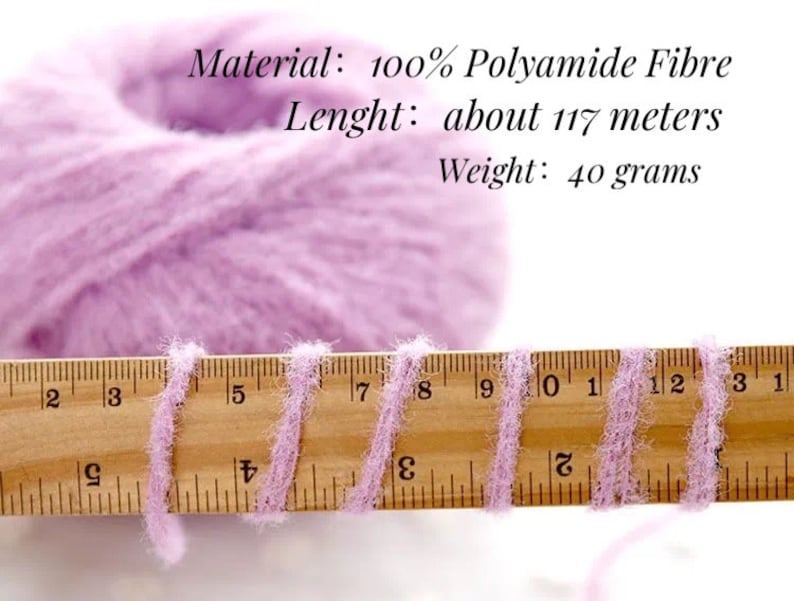 Puede incluir: Una madeja de hilo de color lila claro con una regla de madera que muestra la longitud del hilo. El hilo es 100% poliamida, de unos 117 metros de largo y pesa 40 gramos.