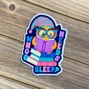 Qui a besoin de dormir ? - 1 autocollant découpé | Sticker mat premium plastifié | 2,14 po. L x 3 po. H | Amoureux des livres, Stickers livresques | Hibou mignon lisant