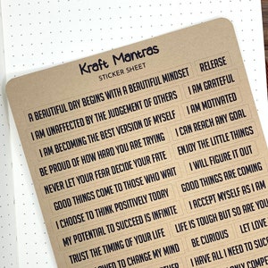 Mantras kraft | Feuille d'autocollants de 36 mantras positifs | Chaque sticker mesure 0,3 po. H x différentes longueurs | Type noir sur fond kraft brun