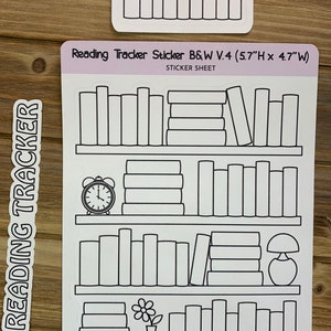 Peut inclure: Une feuille d'autocollants noir et blanc avec un design de suivi de lecture. La feuille présente quatre étagères avec des livres, une horloge, une lampe et un vase avec une fleur. La feuille d'autocollants mesure 14,5 cm de haut et 11,9 cm de large. Le texte "Reading Tracker Sticker B&W V.4 (5.7"H x 4.7"W)" et "STICKER SHEET" est imprimé sur la feuille.
