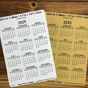 Grand autocollant pour calendrier Coup d'oeil 2025 4,4 po. L x 5,8 po. H | Choisissez du papier autocollant blanc mat ou kraft | Pour les agendas, les journaux et les cahiers