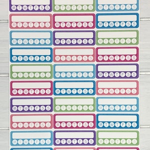 K&ouml;nnte beinhalten: Eine Sticker-Tabelle mit 18 w&ouml;chentlichen Gewohnheits-Trackern. Jeder Tracker hat einen leeren Platz f&uuml;r einen Titel und sieben Kreise f&uuml;r jeden Tag der Woche. Die Sticker sind in verschiedenen Farben, darunter rosa, blau, gr&uuml;n und lila. Die Tabelle ist mit "Weekly Habit Trackers | Sweets" und "Sticker Sheet" beschriftet.