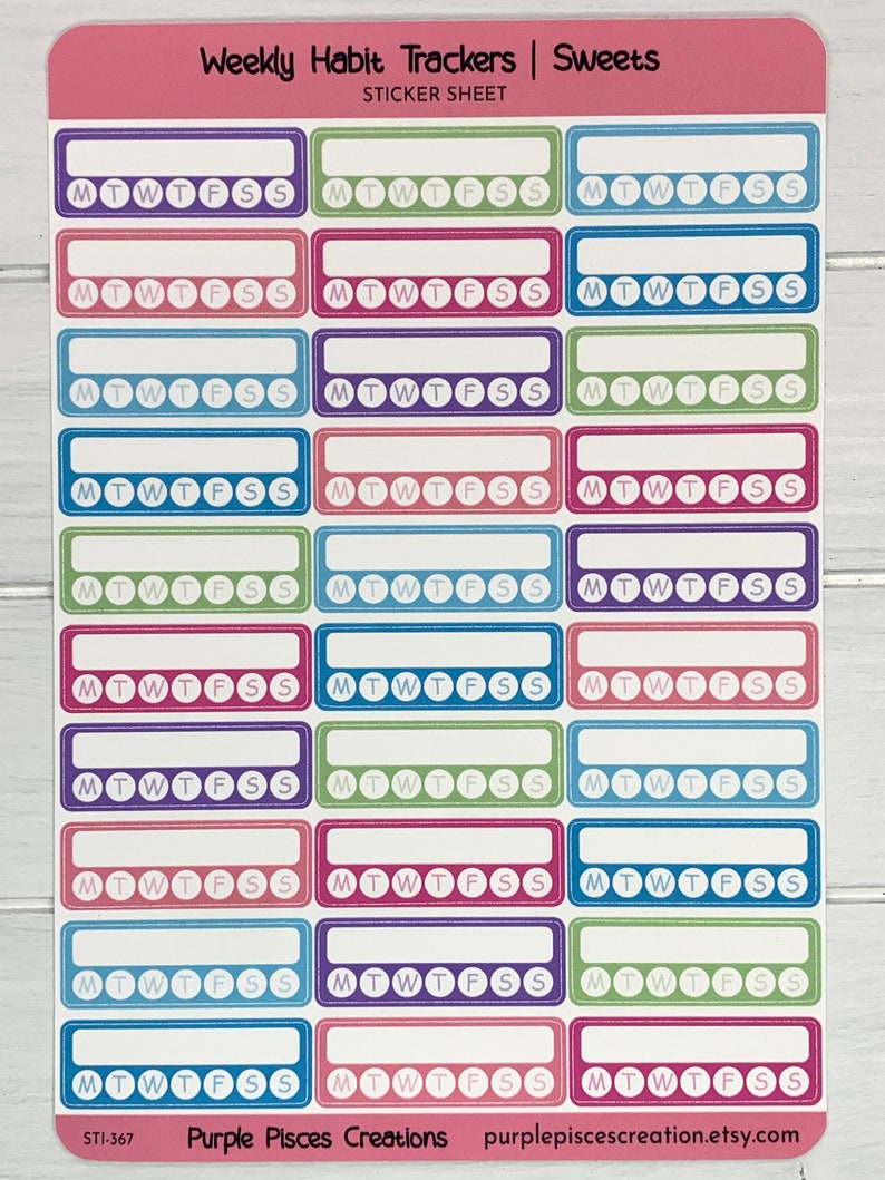 K&ouml;nnte beinhalten: Eine Sticker-Tabelle mit 18 w&ouml;chentlichen Gewohnheits-Trackern. Jeder Tracker hat einen leeren Platz f&uuml;r einen Titel und sieben Kreise f&uuml;r jeden Tag der Woche. Die Sticker sind in verschiedenen Farben, darunter rosa, blau, gr&uuml;n und lila. Die Tabelle ist mit "Weekly Habit Trackers | Sweets" und "Sticker Sheet" beschriftet.