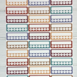 K&ouml;nnte beinhalten: Eine Sticker-Tabelle mit 18 w&ouml;chentlichen Habit-Tracker-Stickern. Jeder Sticker hat eine rechteckige Form mit wei&szlig;em Hintergrund und einem Rand in einer anderen Farbe. Die Sticker haben die Wochentage abgek&uuml;rzt als MTWTFSS. Die Sticker-Tabelle ist mit "Weekly Habit Trackers | Soft Retro" und "Sticker Sheet" beschriftet. Am unteren Rand der Tabelle steht der Text "STI-364 Purple Pisces Creations purplepiscescreation.etsy.com".