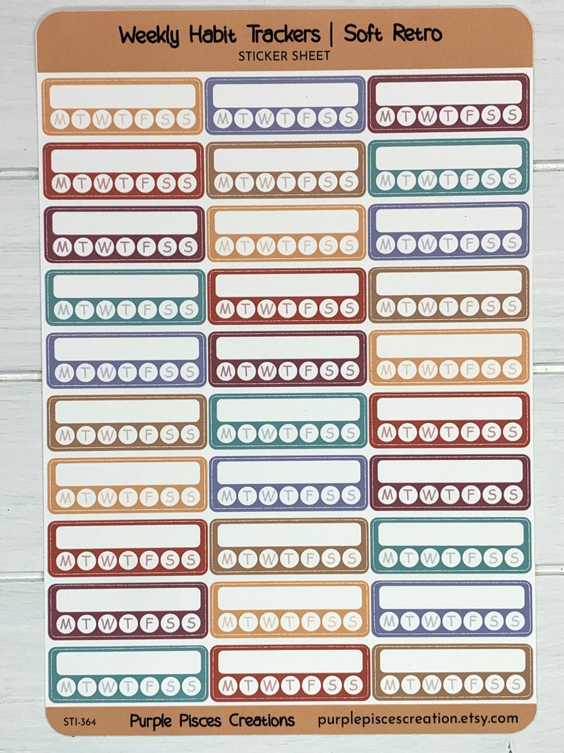 K&ouml;nnte beinhalten: Eine Sticker-Tabelle mit 18 w&ouml;chentlichen Habit-Tracker-Stickern. Jeder Sticker hat eine rechteckige Form mit wei&szlig;em Hintergrund und einem Rand in einer anderen Farbe. Die Sticker haben die Wochentage abgek&uuml;rzt als MTWTFSS. Die Sticker-Tabelle ist mit "Weekly Habit Trackers | Soft Retro" und "Sticker Sheet" beschriftet. Am unteren Rand der Tabelle steht der Text "STI-364 Purple Pisces Creations purplepiscescreation.etsy.com".