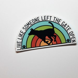 Sticker mat découpé | Vivez comme si quelqu'un avait laissé la porte ouverte 1,5 x 2,875 pouces | Silhouette d'un chien qui court