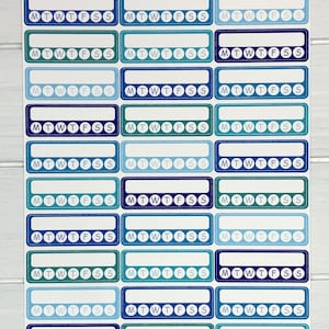 K&ouml;nnte beinhalten: Eine Blatt mit Aufklebern mit w&ouml;chentlichen Gewohnheitsverfolgern. Die Aufkleber sind blau, gr&uuml;n und wei&szlig; mit den Wochentagen beschriftet MTWTFSS. Der Text "Weekly Habit Trackers | Peacock" und "Sticker Sheet" befindet sich oben auf dem Blatt. Der Text "STI-365 Purple Pisces Creations purplepiscescreation.etsy.com" befindet sich unten auf dem Blatt.