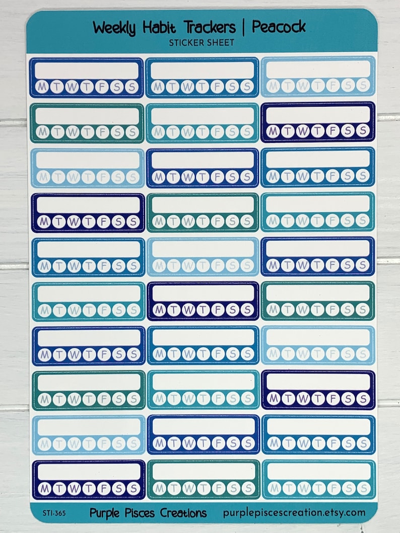 K&ouml;nnte beinhalten: Eine Blatt mit Aufklebern mit w&ouml;chentlichen Gewohnheitsverfolgern. Die Aufkleber sind blau, gr&uuml;n und wei&szlig; mit den Wochentagen beschriftet MTWTFSS. Der Text "Weekly Habit Trackers | Peacock" und "Sticker Sheet" befindet sich oben auf dem Blatt. Der Text "STI-365 Purple Pisces Creations purplepiscescreation.etsy.com" befindet sich unten auf dem Blatt.