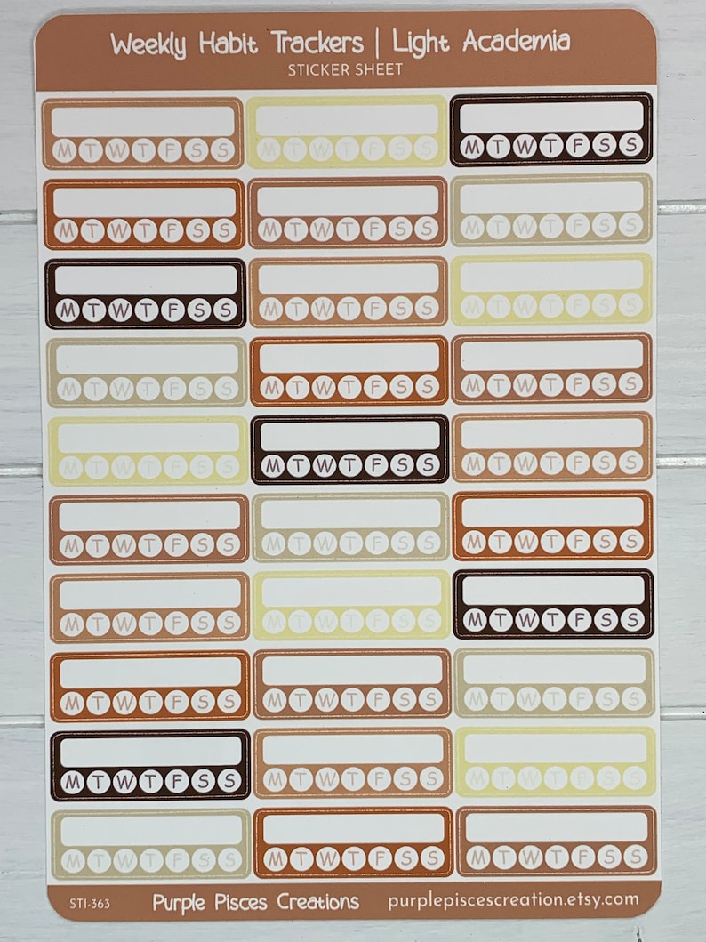 K&ouml;nnte beinhalten: Eine Sticker-Tabelle mit 18 w&ouml;chentlichen Habit-Tracker-Stickern. Die Sticker sind in verschiedenen Braunt&ouml;nen, Beige- und Cremet&ouml;nen gehalten. Jeder Sticker hat eine rechteckige Form mit einem Rand und dem Text "MTWTFSS" in der Mitte. Der Text "Weekly Habit Trackers | Light Academia" befindet sich oben auf der Tabelle. Der Text "STICKER SHEET" befindet sich unter dem Titel. Der Text "STI-363 Purple Pisces Creations purplepiscescreation.etsy.com" befindet sich unten auf der Tabelle.