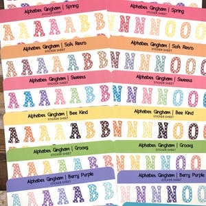 Vichy alphabet | Choisissez entre 8 combinaisons de couleurs | .9"H | 5 de chaque voyelle, 4 de chaque consonne sauf Q, X et Z | Journaux, albums de coupures, etc.