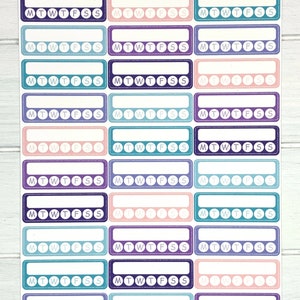K&ouml;nnte beinhalten: Eine Sticker-Tabelle mit 18 w&ouml;chentlichen Habit-Tracker-Stickern. Jeder Sticker hat einen leeren Platz zum Aufschreiben einer Gewohnheit und eine Reihe von sieben Kreisen, um die Gewohnheit an jedem Tag der Woche zu verfolgen. Die Sticker sind in den Farben Lila, Rosa, Blau und T&uuml;rkis gehalten. Der Text "Weekly Habit Trackers | Berry Purple" befindet sich oben auf der Tabelle. Der Text "STICKER SHEET" befindet sich unter dem Titel. Der Text "MTWTFSS" befindet sich auf jedem Sticker, um die Wochentage darzustellen. Der Text "STI-362 Purple Pisces Creations purplepiscescreation.etsy.com" befindet sich unten auf der Tabelle.