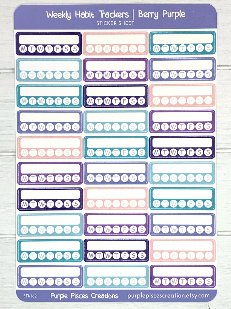 K&ouml;nnte beinhalten: Eine Sticker-Tabelle mit 18 w&ouml;chentlichen Habit-Tracker-Stickern. Jeder Sticker hat einen leeren Platz zum Aufschreiben einer Gewohnheit und eine Reihe von sieben Kreisen, um die Gewohnheit an jedem Tag der Woche zu verfolgen. Die Sticker sind in den Farben Lila, Rosa, Blau und T&uuml;rkis gehalten. Der Text "Weekly Habit Trackers | Berry Purple" befindet sich oben auf der Tabelle. Der Text "STICKER SHEET" befindet sich unter dem Titel. Der Text "MTWTFSS" befindet sich auf jedem Sticker, um die Wochentage darzustellen. Der Text "STI-362 Purple Pisces Creations purplepiscescreation.etsy.com" befindet sich unten auf der Tabelle.